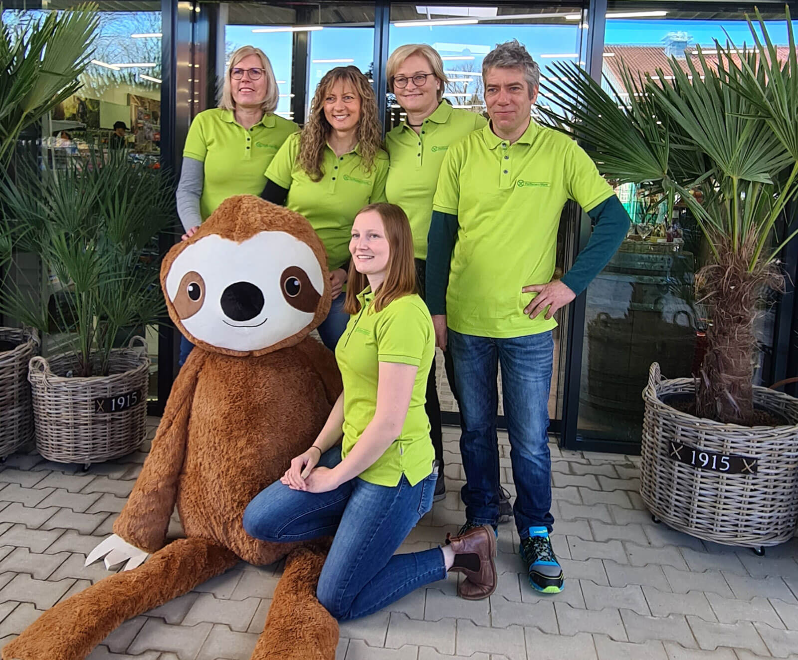 Raiffeisen-Markt Vreden - Mitarbeiter vor dem Eingang